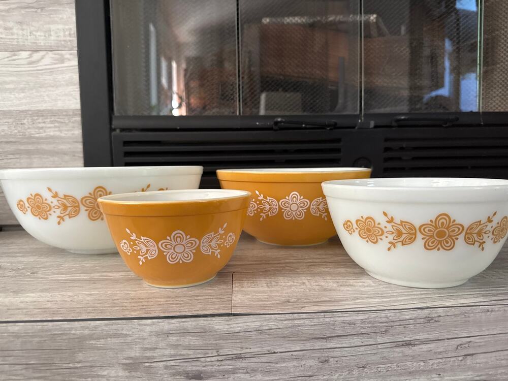 Vintage Antique Butterfly gold Pyrex mixing bowls, 404–401 set of 4